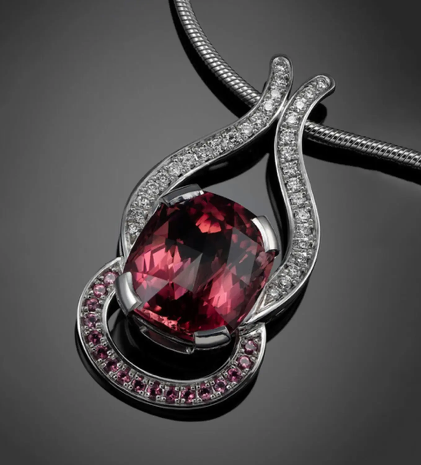 Rotes Diamant-Medaillon von Julia Kling